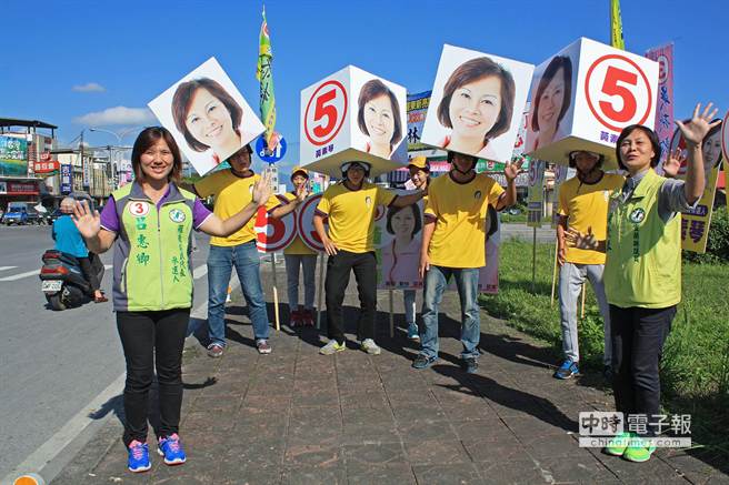 選舉出奇招 民進黨候選人用“超級大頭帽”博眼球（圖）