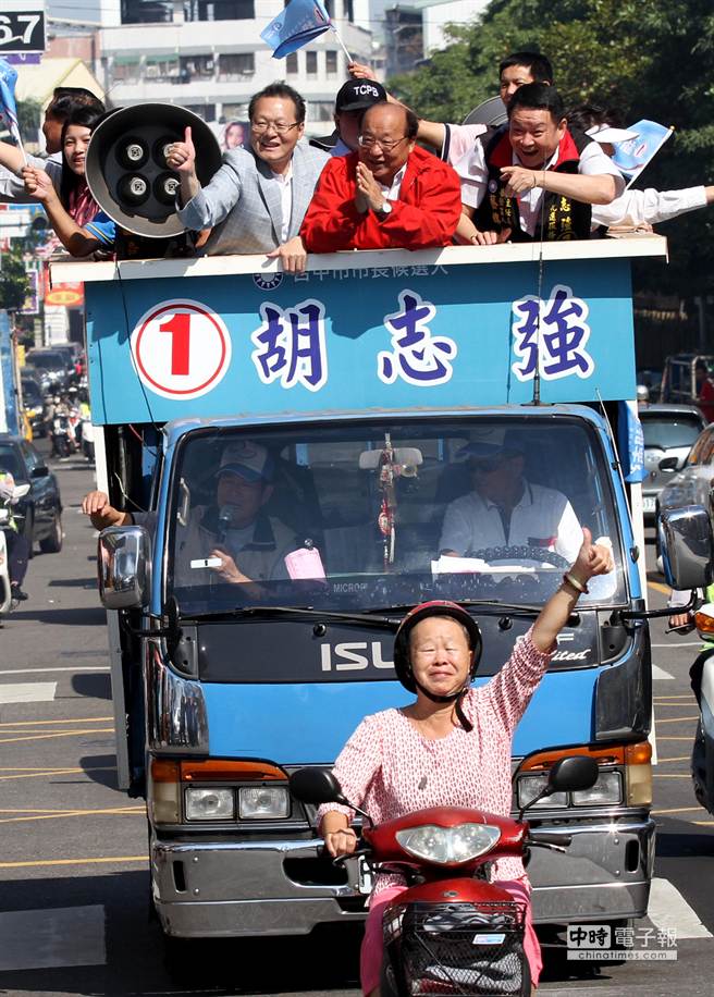 胡志強首度車隊掃街 民眾熱情反應（圖）