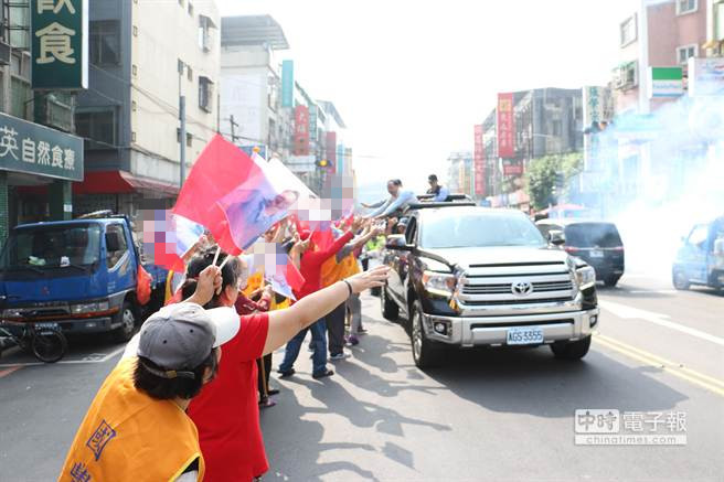 朱立倫新店掃街展吸票實力 熱情民眾列隊歡迎（圖）