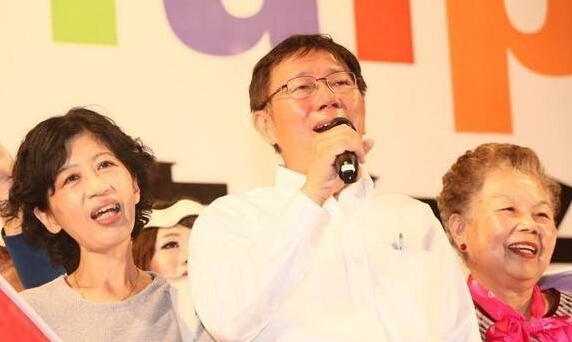 柯文哲拜票遭民眾嗆聲：監聽自導自演 柯文哲道歉（臺媒圖）