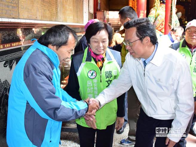 鄭文燦參拜結束，與廟裏鄉親熱烈寒暄。（圖片來源：臺灣中時電子報）