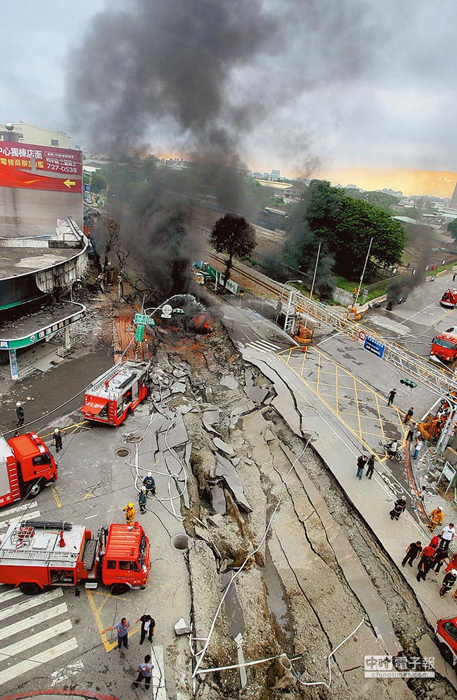 高雄市前鎮區于8月1日淩晨發生氣爆意外，凱旋路現場路面瞬間塌陷殘破不堪