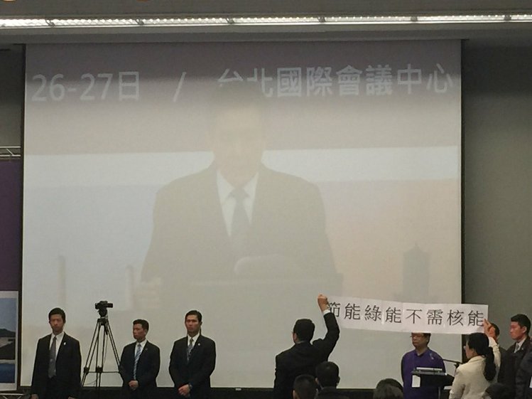 馬英九不放棄核四 “綠委”舉白條抗議（圖）