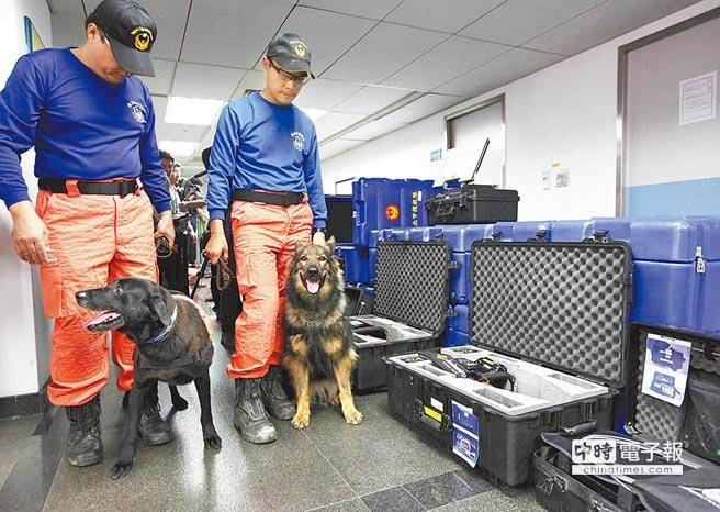 臺北市國際搜救隊20名搜救人員及搜救犬，26日已將救災裝備整備完畢