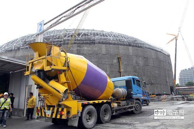 水泥預拌車上午依舊忙碌進出大巨蛋工地。（中時電子報圖 陳信翰攝）