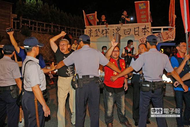 李登輝車隊返家時，臺灣中華統一促進黨高呼“李狗賊！喪權辱國、滾回日本”表達不滿