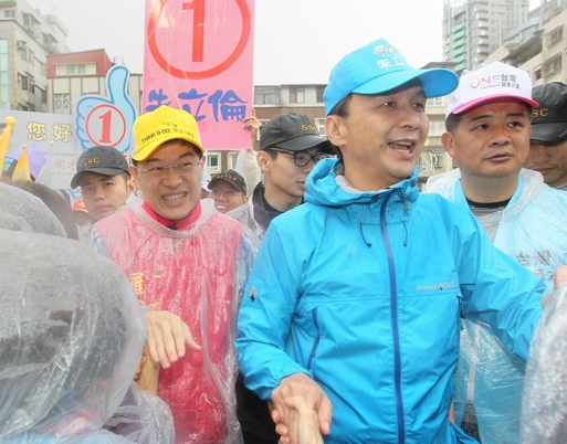 朱立倫冒雨3小時不間斷拜票 呼籲藍營選民歸隊