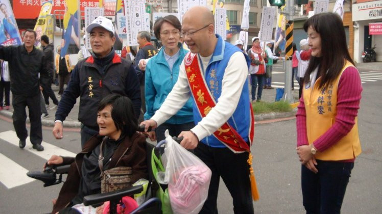 王金平暌違四十年重出江湖再度街頭拜票