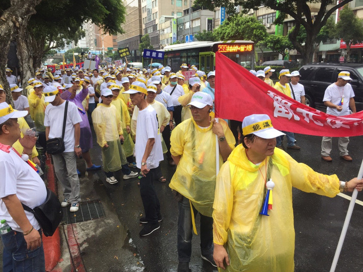 臺灣“百萬觀光産業自救大遊行”13日走上街頭抗議