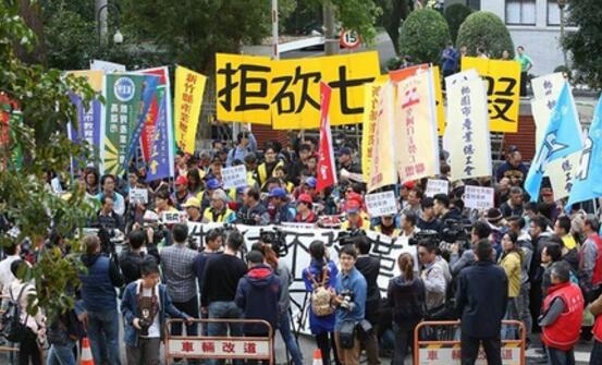 爭議多時的“勞基法”草案在“立法院”內外抗爭下完成。（圖片來源網路）