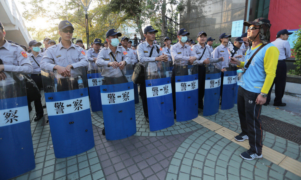 軍公教千人抗議 維安警員感慨：脫下制服一樣會上街頭