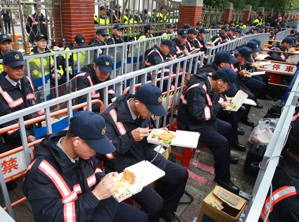 日前“一例一休”爭議，大批警力如臨大敵，駐守“立法院”，避免抗議民眾翻墻進入“立法院”，飯點到了就地吃便當