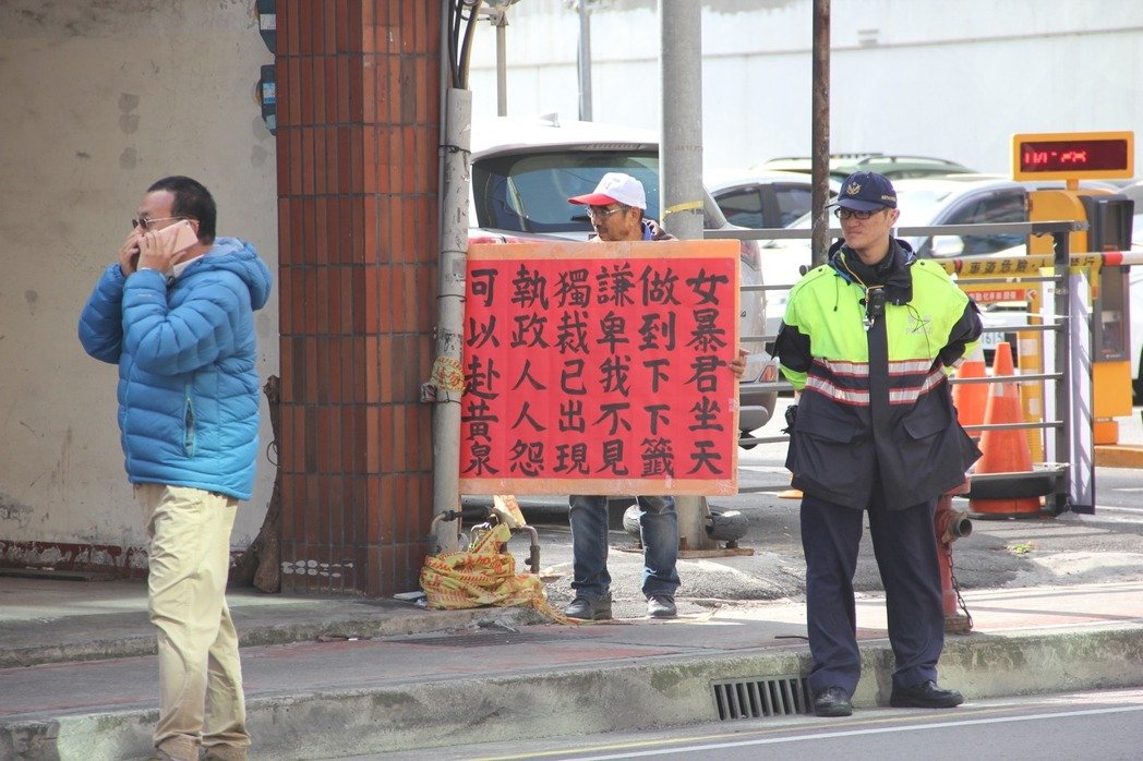 蔡英文到桃園市中壢仁海宮發福袋，場外民眾舉牌抗議，“女暴君坐天，做到下下簽”