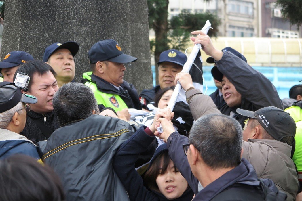 “臺獨”社團欲拆蔣介石銅像 毆打警察卻喊“警察打人”