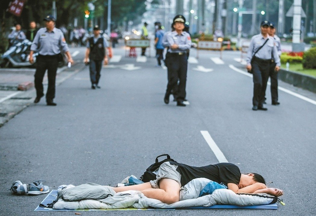 撤告太陽花嚴懲軍公教 蔡遭批濫用民粹者終被民粹噬