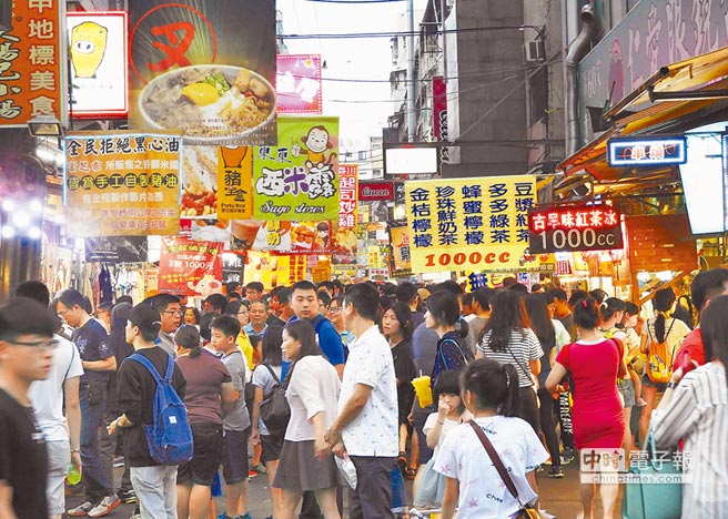 逢甲夜市雖然是臺灣唯一入選品牌市集的夜市，但依舊難擺脫“墾丁化”隱憂.