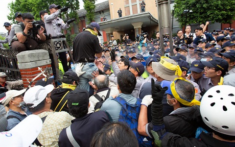 八百壯士成員斷指！ 副指揮吳斯懷斥蔡當局逼迫警察施暴