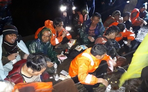 強風加暴雨兩艘外籍油輪擱淺高雄外海　經營救已脫困