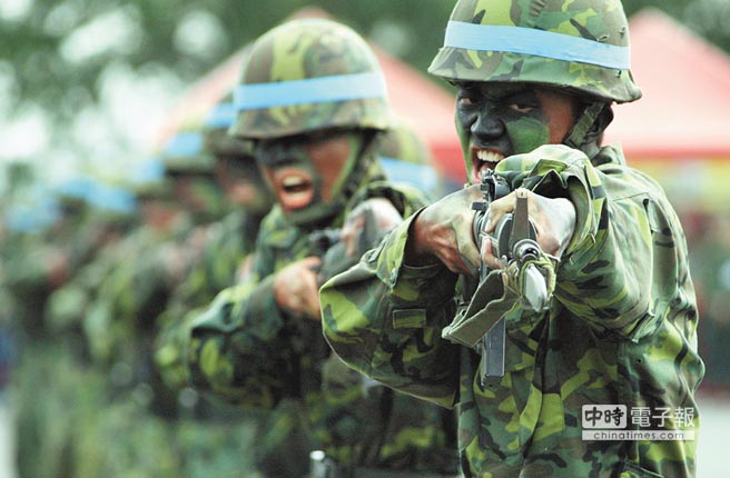 　　臺灣軍人感嘆體制腐敗 "淪落"到夜市擺攤募兵。（中時電子報圖）