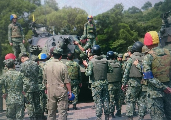 臺陸軍裝備屢次出醜 民進黨“立委”：高裝檢不合格比例近5成