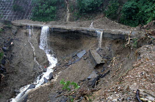 颱風“鲇魚”的強風豪雨讓蘇花公路柔腸寸斷。圖片來源：臺灣《聯合報》