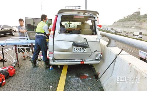 車子超載爆胎臺灣工頭窩在後備箱慘死（圖）