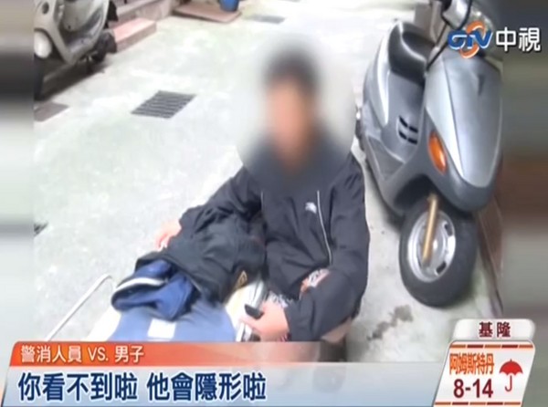 李男強調擔架上的衣服是“受傷的外星人夫妻”，讓警消看了非常無言