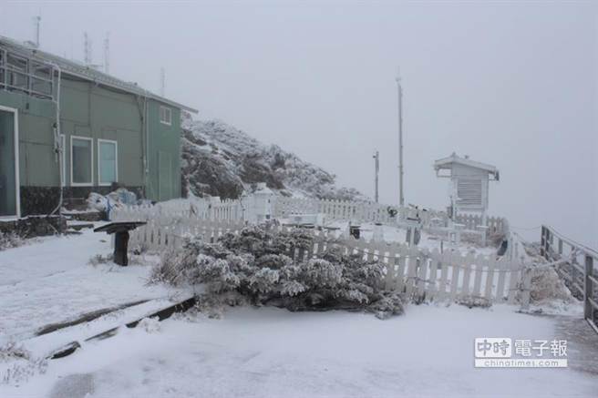 入冬首波冷氣團報到，加上從華南移入足夠的水氣，玉山今天(2日)清晨6時20分開始下雪。(圖片由臺媒取自臺灣“氣象局”)