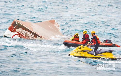 臺灣一漁船觸礁翻覆斷成數截 船長死亡孫子失蹤(圖)