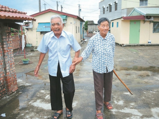 妻患青光眼夫下廚照料十年 鶼鰈情深人人稱羨(圖)