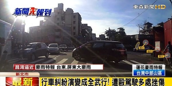 潘男將車橫擋在斑馬線上，隨即下車與賴男“理論”。（東森新聞圖）