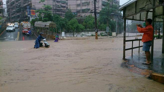 臺灣基隆下大雨街道滿是黃泥水網友：可以泛舟了