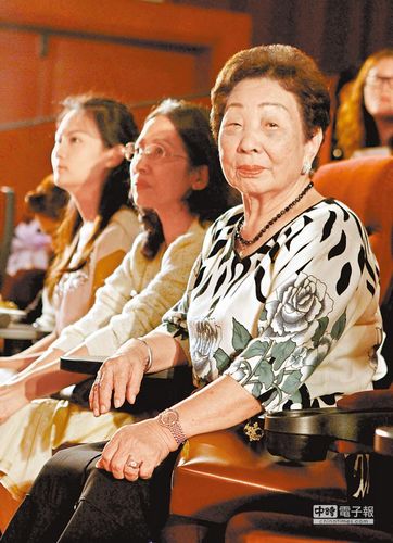 前臺籍慰安婦許陳蓮花(右)高齡92歲。(臺灣《中國時報》資料照片)