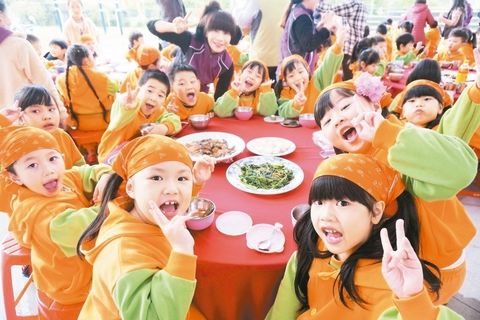 臺幼兒園舉辦春節活動小朋友們變老闆賣萌搶客人