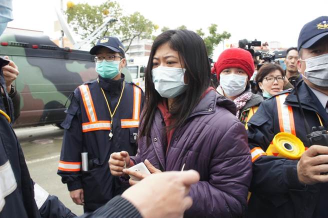 搶救F棟14樓，連媽媽再返災區心急期待大兒脫困