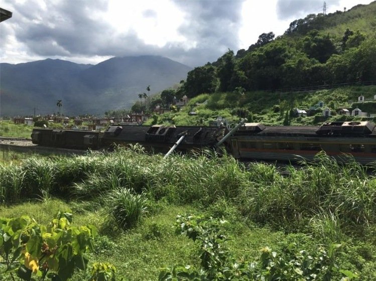 臺鐵307次自強號列車出軌翻車 2人受傷