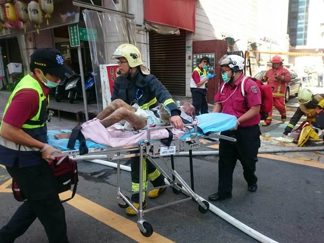 新北市新店區中正路一處大樓發生火警，該處為一老人贍養中心，警消人員現場持續救援