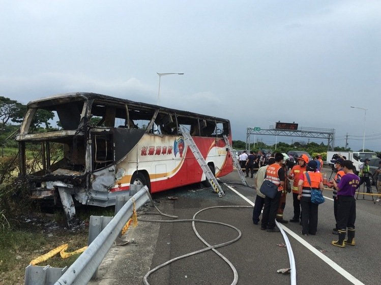 臺灣一遊覽車發生火燒車事故，已致26人死亡