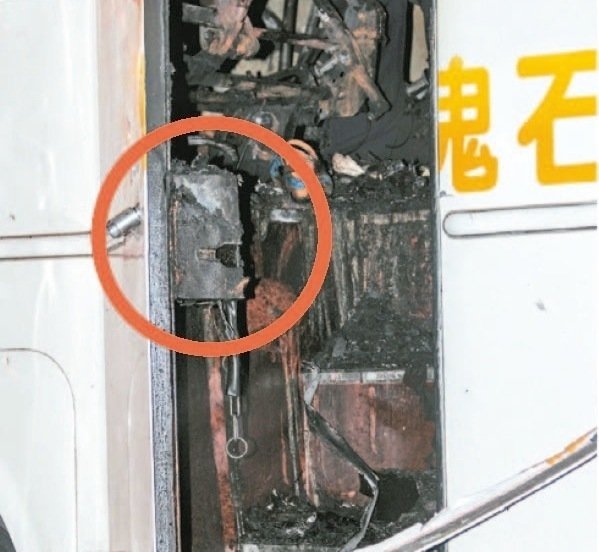 遊覽車逃生門多一根鐵栓（紅圈處），無法正常開啟