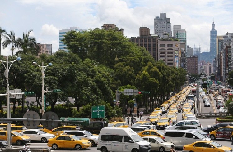   臺灣百輛計程車癱瘓道路，抗議當局對Uber態度反覆。（圖片來源：臺灣《聯合報》）