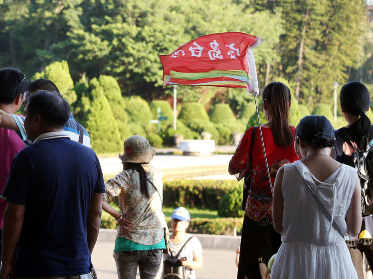 陸客赴臺人數銳減，對旅遊業界造成衝擊，導遊手持的“寶島臺灣”旗幟