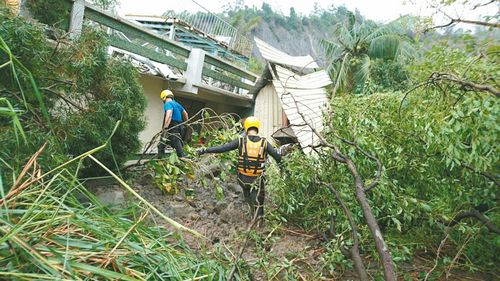 高雄市施福寅一家三口疑遭土石流掩埋,警消搜救人員冒險進入施宅搜救。來源:臺灣《聯合報》(高雄市消防局提供)