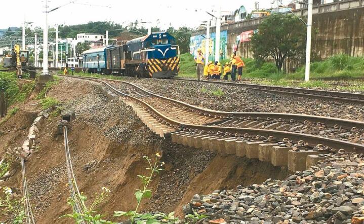 臺灣鐵路遇雨“柔腸寸斷” 遭批罔顧旅客安全