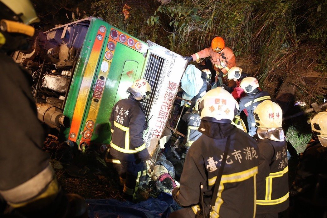 臺灣賞櫻團遊覽車翻覆17人死亡 暫未發現陸客