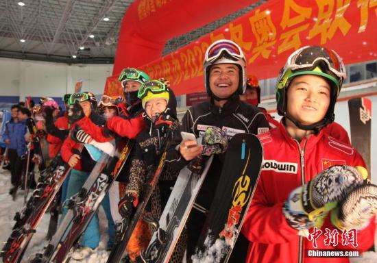 7月31日傍晚，國家滑雪隊運動員、滑雪愛好者在浙江紹興喬波冰雪世界滑雪館，慶祝北京冬奧會申辦成功。位於紹興柯橋的喬波冰雪世界，是長三角地區唯一的室內滑雪場，是夏日里長三角地區與冬奧會相關的唯一活動場館。在此助力申奧，與北京南北呼應、更具有了非同一般的意義。 紹興市旅委和柯橋區旅遊局以冬奧會申辦成功為契機，推出“助力冬奧，合作共贏”為主題的冰雪旅遊節。<a target='_blank' href='http://www.chinanews.com/'><p  align=