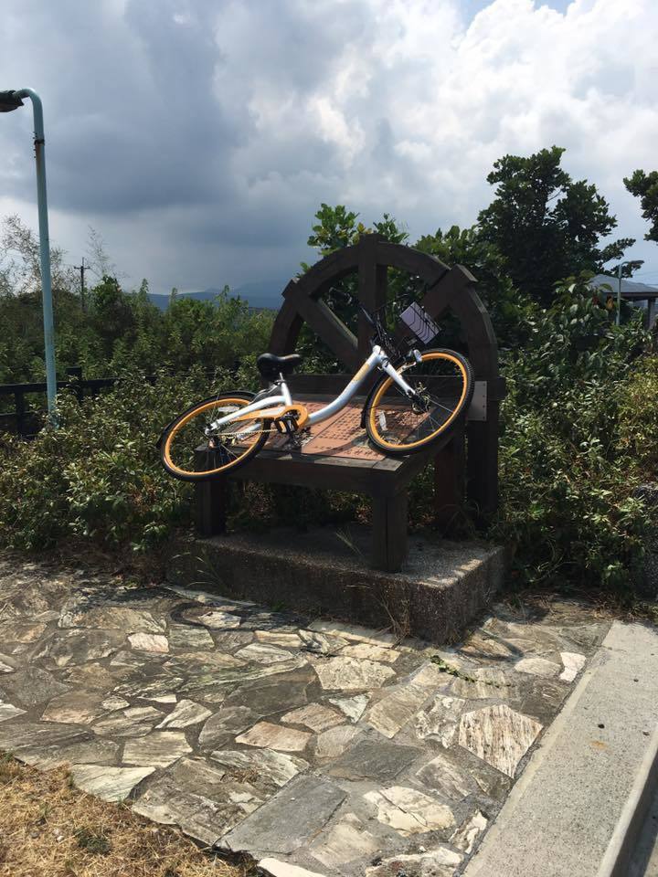 臺灣共用單車oBike遭惡搞 數十輛車被丟進溪裏泡水