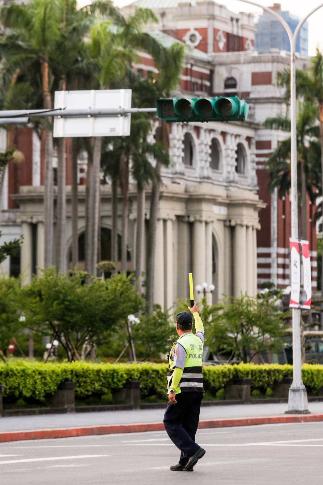 臺灣大型電廠連續跳機，下班高峰期交通信號燈全黑。（圖片來源：臺灣《聯合報》）