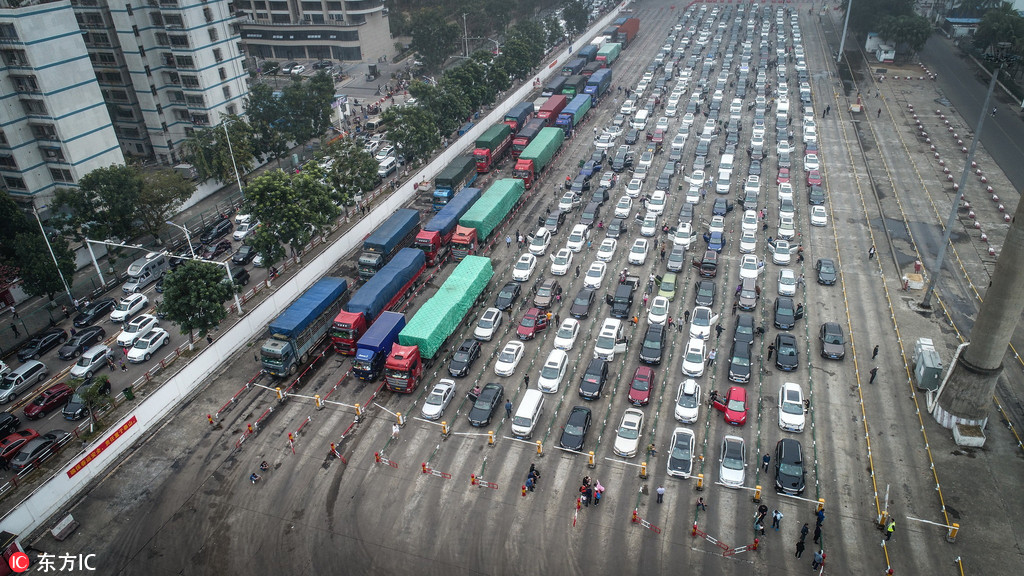 海口大霧“三港”再停航 近萬車輛滯留