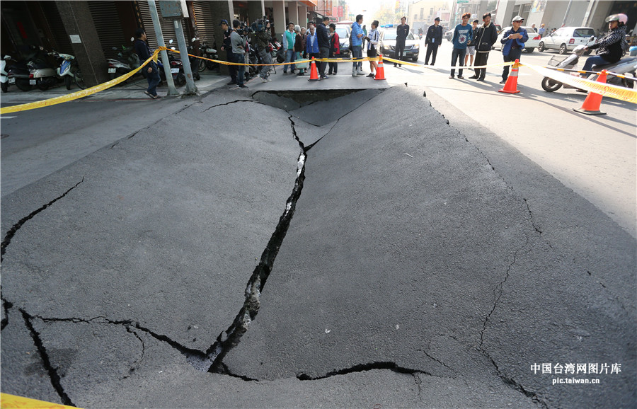 高雄街頭路面塌陷 現方圓10米大坑