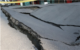 高雄街頭路面塌陷 現方圓10米大坑